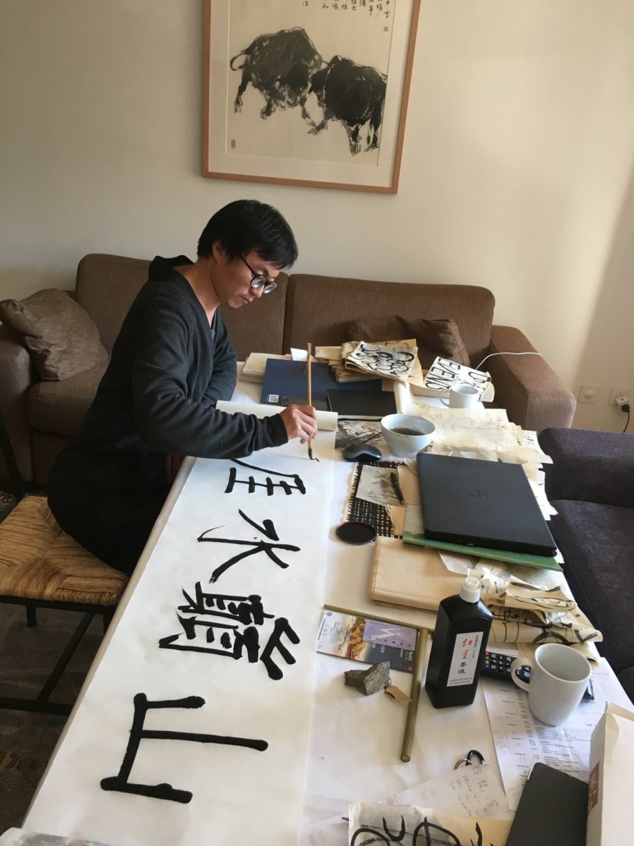 Le maître de Calligraphie Hao Wei à la Résidence BaiYun/Zermatt.